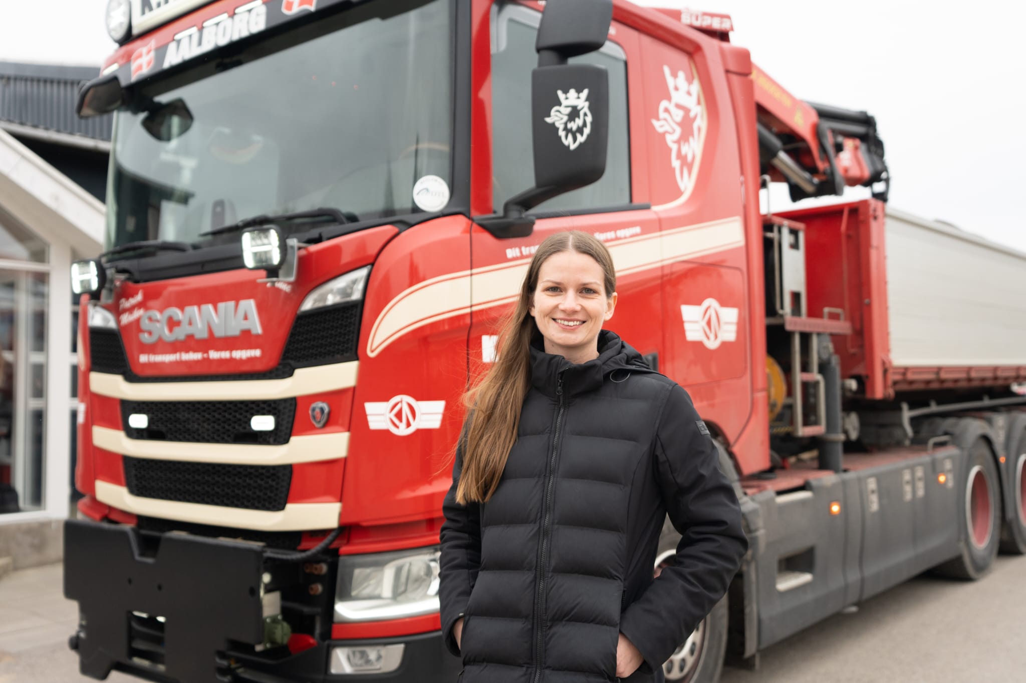 Rikke Høyer, medstifter af Dora Nordic, foran en DORA brugers lastbil